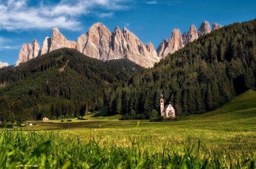 Daglar-Koy-Kilise-Ormanlar--Cayirlar-Dolomitler-Italya.jpg